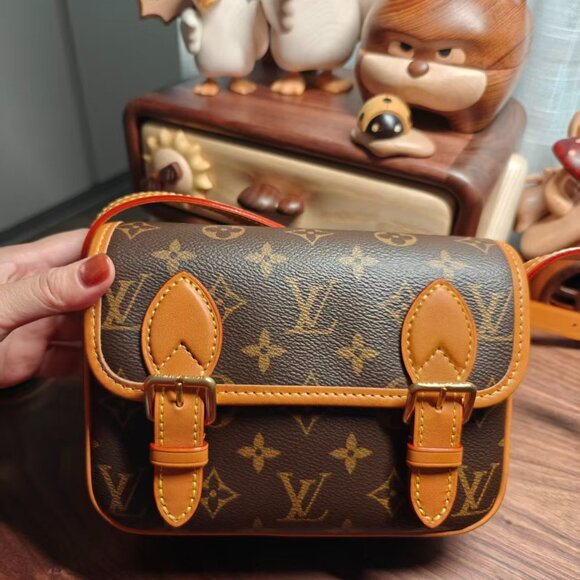 Louis Vuitton Satchel Wearable Wallet,Part of the Monogram Archive collection - Picture 1 of 4